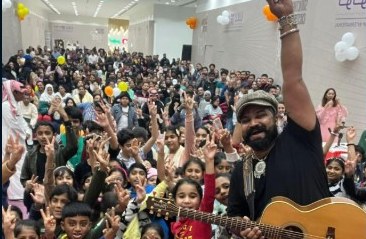 Crowd of thousands